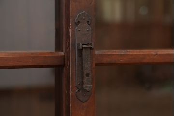 アンティーク家具　古民具・骨董　重厚な骨太枠の関西収納棚(飾り棚・食器棚・ガラスケース・水屋箪笥)