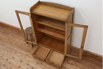 レトロ家具　アンティーク　レトロなデザインのシンプルな本箱