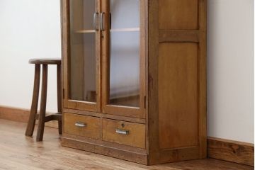 レトロ家具　アンティーク　レトロなデザインのシンプルな本箱