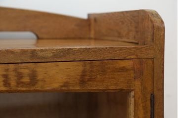 レトロ家具　アンティーク　レトロなデザインのシンプルな本箱