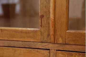 レトロ家具　アンティーク　レトロなデザインのシンプルな本箱