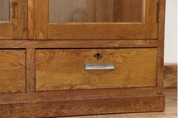 レトロ家具　アンティーク　レトロなデザインのシンプルな本箱