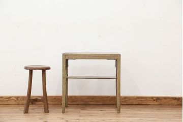 レトロ家具　アンティーク　レトロなデザインのシンプルなサイドテーブル