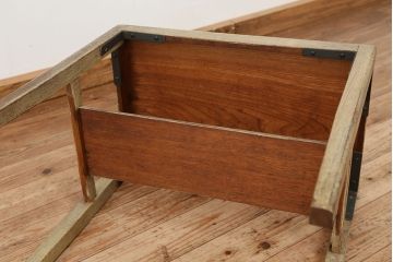 レトロ家具　アンティーク　レトロなデザインのシンプルなサイドテーブル