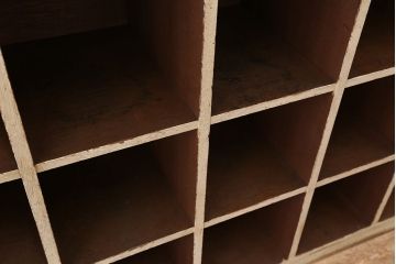 アンティーク家具　アンティーク　古い学校の大きなマス目棚(飾り棚、陳列棚、下駄箱)