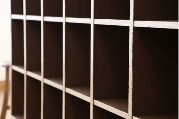 アンティーク家具　アンティーク　古い学校の大きなマス目棚(飾り棚、陳列棚、下駄箱)
