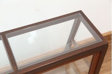 アンティーク家具　アンティーク　素敵なデザイン!古いタバコ屋の台形ガラスケース