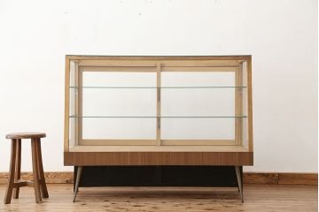レトロ家具　アンティーク　古い駄菓子屋のレトロな台形ガラスケース?(ショーケース)