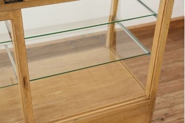 レトロ家具　アンティーク　古い駄菓子屋のレトロな台形ガラスケース?(ショーケース)