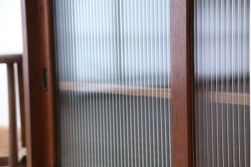 アンティーク家具　アンティーク　素敵なデザイン!古い木のモールガラスカウンターテーブル(収納棚、食器棚)