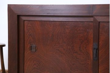 アンティーク家具　古民具・骨董　欅材玉杢引き戸の収納箪笥サイドボード(水屋箪笥、下駄箱、食器棚、収納棚)