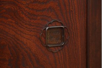 アンティーク家具　古民具・骨董　欅材玉杢引き戸の収納箪笥サイドボード(水屋箪笥、下駄箱、食器棚、収納棚)
