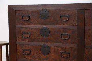 アンティーク家具　古民具・骨董　古い欅材の木目の素晴らしい上質な時代箪笥サイドボード(水屋箪笥、ローチェスト、食器棚、収納棚)