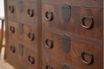 アンティーク家具　古民具・骨董　古い欅材の木目の素晴らしい上質な時代箪笥サイドボード(水屋箪笥、ローチェスト、食器棚、収納棚)