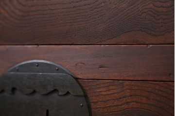 アンティーク家具　古民具・骨董　古い欅材の木目の素晴らしい上質な時代箪笥サイドボード(水屋箪笥、ローチェスト、食器棚、収納棚)