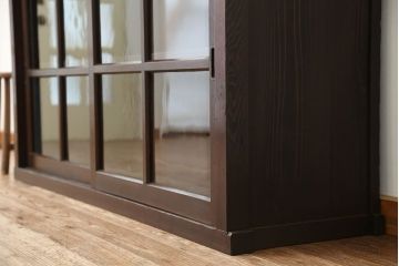 アンティーク家具　アンティーク　味わい深いシックな収納棚(飾り棚、食器棚)