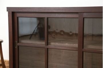 アンティーク家具　アンティーク　味わい深いシックな収納棚(飾り棚、食器棚)