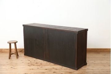 アンティーク家具　アンティーク　味わい深いシックな収納棚(飾り棚、食器棚)