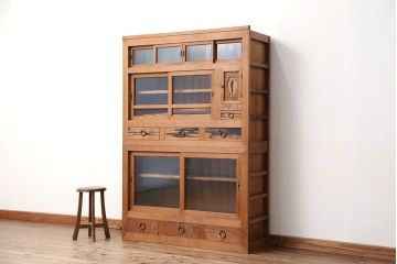 アンティーク家具　古民具・骨董　素敵なデザイン!古い木味のモールガラス四尺水屋箪笥(食器棚、収納棚)