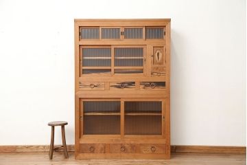 アンティーク家具　古民具・骨董　素敵なデザイン!古い木味のモールガラス四尺水屋箪笥(食器棚、収納棚)