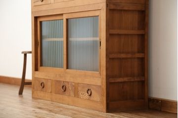 アンティーク家具　古民具・骨董　素敵なデザイン!古い木味のモールガラス四尺水屋箪笥(食器棚、収納棚)