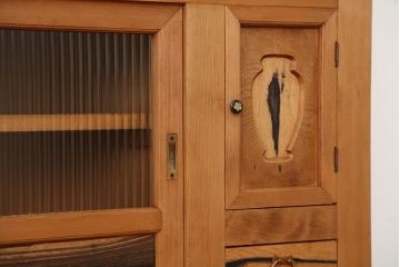 アンティーク家具　古民具・骨董　素敵なデザイン!古い木味のモールガラス四尺水屋箪笥(食器棚、収納棚)