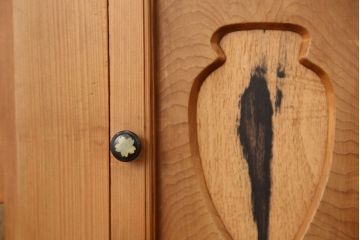 アンティーク家具　古民具・骨董　素敵なデザイン!古い木味のモールガラス四尺水屋箪笥(食器棚、収納棚)