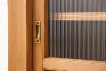 アンティーク家具　古民具・骨董　素敵なデザイン!古い木味のモールガラス四尺水屋箪笥(食器棚、収納棚)