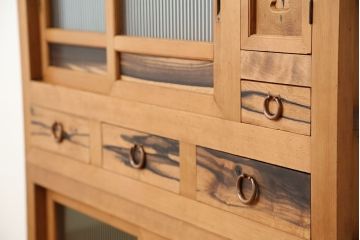 アンティーク家具　古民具・骨董　素敵なデザイン!古い木味のモールガラス四尺水屋箪笥(食器棚、収納棚)