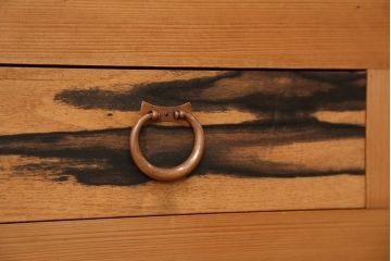 アンティーク家具　古民具・骨董　素敵なデザイン!古い木味のモールガラス四尺水屋箪笥(食器棚、収納棚)
