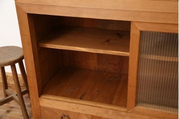 アンティーク家具　古民具・骨董　素敵なデザイン!古い木味のモールガラス四尺水屋箪笥(食器棚、収納棚)
