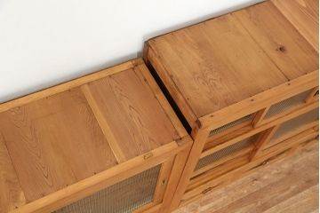 アンティーク家具　古民具・骨董　素敵なデザイン!古い木味のモールガラス四尺水屋箪笥(食器棚、収納棚)