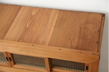 アンティーク家具　古民具・骨董　素敵なデザイン!古い木味のモールガラス四尺水屋箪笥(食器棚、収納棚)