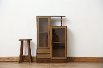 レトロ家具　アンティーク　レトロなデザインの小振りな本箱