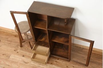 レトロ家具　アンティーク　レトロなデザインの小振りな本箱