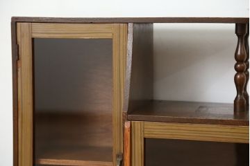 レトロ家具　アンティーク　レトロなデザインの小振りな本箱