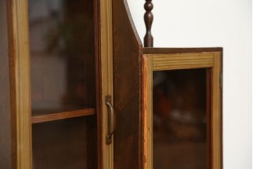 レトロ家具　アンティーク　レトロなデザインの小振りな本箱