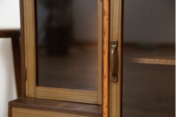 レトロ家具　アンティーク　レトロなデザインの小振りな本箱