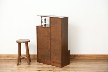 レトロ家具　アンティーク　レトロなデザインの小振りな本箱