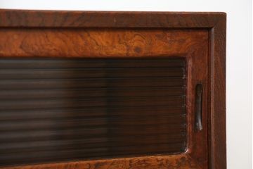 アンティーク家具　アンティーク　高級品!三方ケヤキ材の上質な収納棚(飾り棚、茶箪笥)