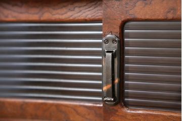 アンティーク家具　アンティーク　高級品!三方ケヤキ材の上質な収納棚(飾り棚、茶箪笥)