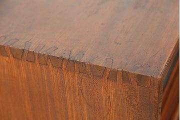 アンティーク家具　アンティーク　高級品!三方ケヤキ材の上質な収納棚(飾り棚、茶箪笥)