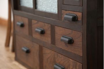アンティーク家具　☆古民具・骨董　使い込まれたダイヤガラス二段重ねアンティーク食器棚(収納棚)