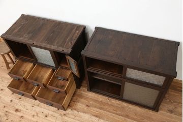 アンティーク家具　☆古民具・骨董　使い込まれたダイヤガラス二段重ねアンティーク食器棚(収納棚)