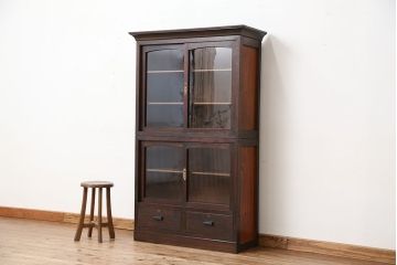 アンティーク家具　☆アンティーク　素敵なデザイン!古い木のモールガラス二段重ね収納棚(飾り棚、食器棚)