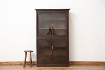 アンティーク家具　☆アンティーク　素敵なデザイン!古い木のモールガラス二段重ね収納棚(飾り棚、食器棚)