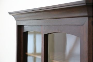 アンティーク家具　☆アンティーク　素敵なデザイン!古い木のモールガラス二段重ね収納棚(飾り棚、食器棚)