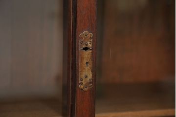 アンティーク家具　☆アンティーク　素敵なデザイン!古い木のモールガラス二段重ね収納棚(飾り棚、食器棚)