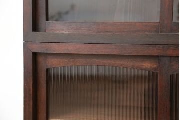 アンティーク家具　☆アンティーク　素敵なデザイン!古い木のモールガラス二段重ね収納棚(飾り棚、食器棚)