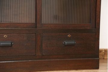 アンティーク家具　☆アンティーク　素敵なデザイン!古い木のモールガラス二段重ね収納棚(飾り棚、食器棚)